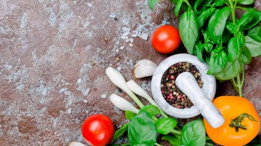 domates, fesleğen ve peper baharat