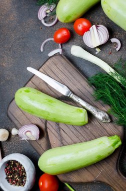 Genç kabak, domates, ot ve baharat Bahar üzerinde siyah backgr