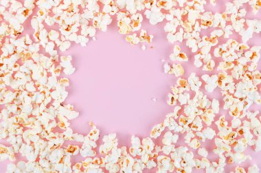 patlamış mısır pembe pastel arka plan üzerinde dağınık