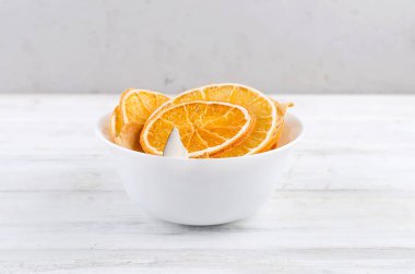 ahşap beyaz arka plan tabakta kurutulmuş meyve