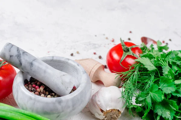 Los tomates cherry a la rama, el aceite, el perejil y la especia —  Fotos de Stock