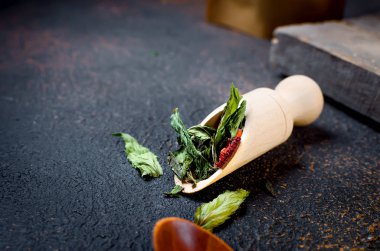 tahta bir kaşıkçilek ile kuru nane yaprakları