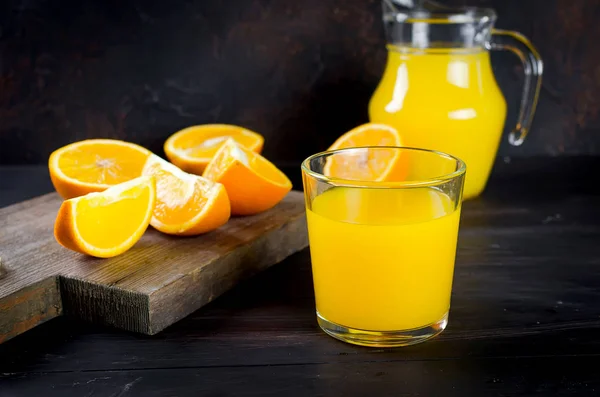 Narancslé és narancs szeletek — Stock Fotó