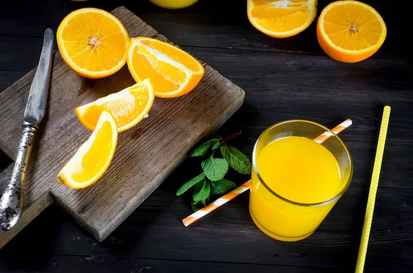 오렌지 주스와 오렌지 슬라이스 — 스톡 사진