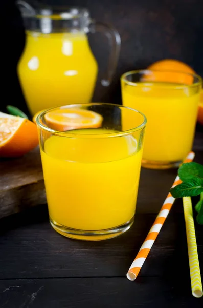 Narancslé és narancs szeletek — Stock Fotó