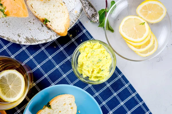 Sanduíches com manteiga de ervas temperada caseira e especiarias — Fotografia de Stock