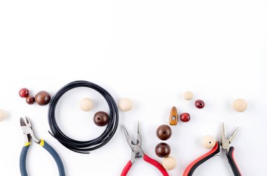 El yapımı takılar için aletler. Boncuk, pense ve tel