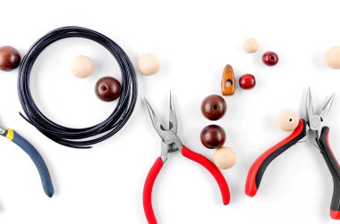 El yapımı takılar için aletler. Boncuk, pense ve tel