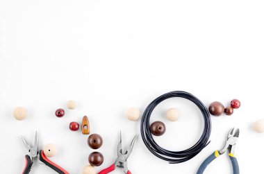 El yapımı takılar için aletler. Boncuk, pense ve tel