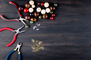 El yapımı takılar için aletler. Boncuk, pense ve tel