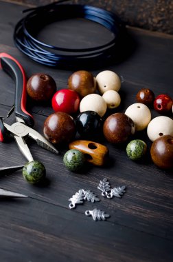 El yapımı takılar için aletler. Boncuk, pense ve tel