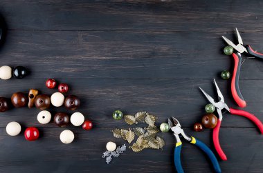 El yapımı takılar için aletler. Boncuk, pense ve tel