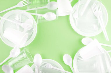 Beyaz plastik tek kullanımlık sofra  