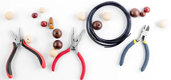 Herramientas para joyas hechas a mano. Abalorios, alicate y alambre — Foto de Stock