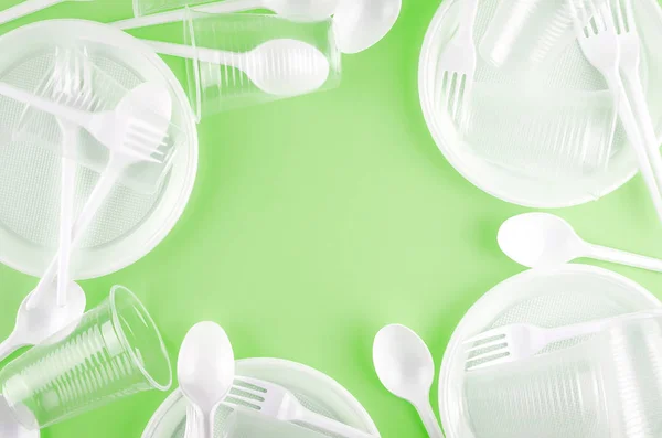 Одноразовий посуд з білого пластику — стокове фото
