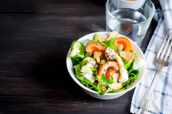 Heller grüner Salat aus Gemüse, Käse und Samen — Stockfoto