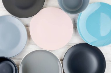 Ahşap arka planda temiz sofra pastel renk seti 