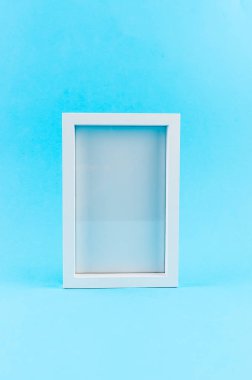 mavi üzerinde boş beyaz çerçeve