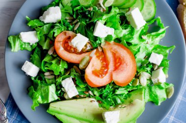 yeşil salata, marul, salatalık, avokado ve domates