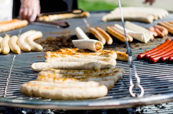 바베 큐 그릴에서 맛 있는 소시지 — 스톡 사진