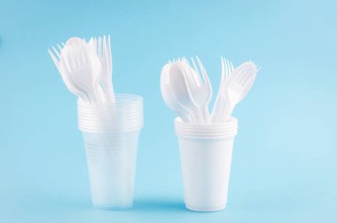 Beyaz plastik tek kullanımlık sofra  