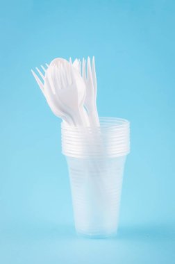 Beyaz plastik tek kullanımlık sofra  