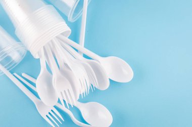 Beyaz plastik tek kullanımlık sofra  