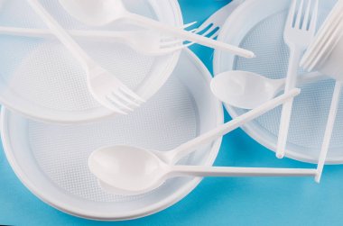 Beyaz plastik tek kullanımlık sofra  