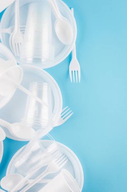 Beyaz plastik tek kullanımlık sofra  