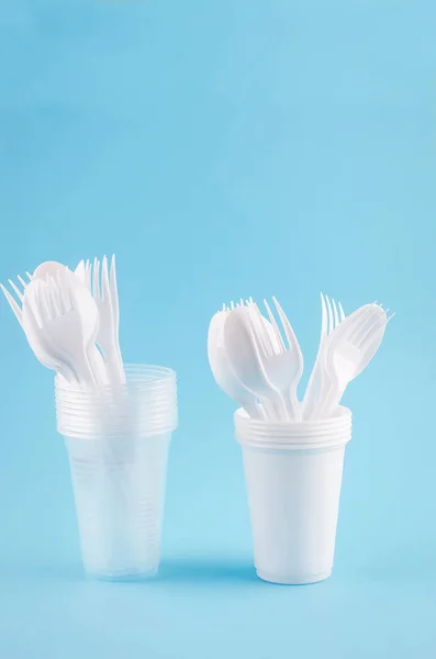 Vaisselle jetable en plastique blanc — Photo