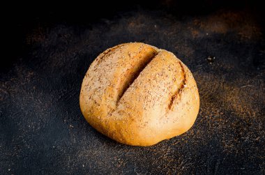 Koyu arka planda çavdar ekmeği