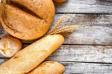 Beyaz eski ahşap masada pişmiş mal çeşitliliği