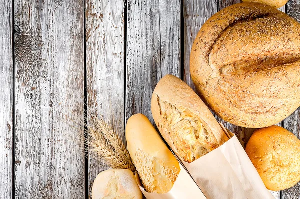 Beyaz eski ahşap masada pişmiş mal çeşitliliği