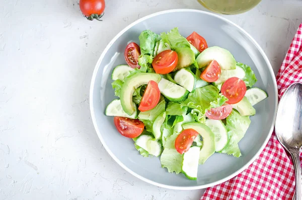 Салат с овощами, зеленью и кунжутом — стоковое фото