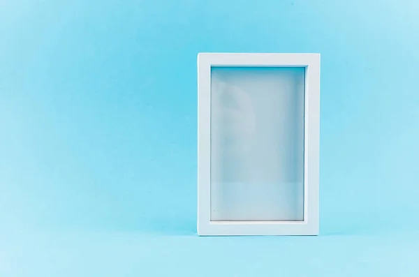 Leerer weißer Rahmen auf blau — Stockfoto