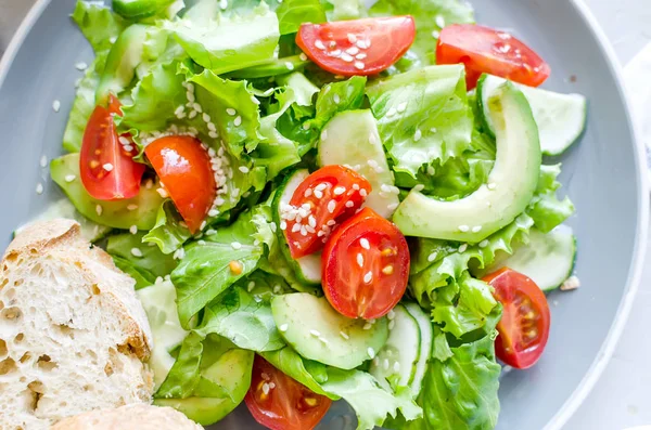 Salat mit Gemüse, Gemüse und Sesam — Stockfoto
