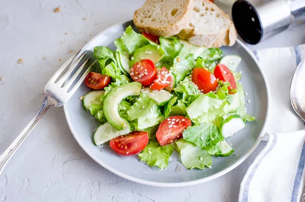 Salat mit Gemüse, Gemüse und Sesam — Stockfoto