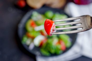 Sebze, yeşillik ve susam salatası