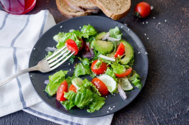 Sebze, yeşillik ve susam salatası