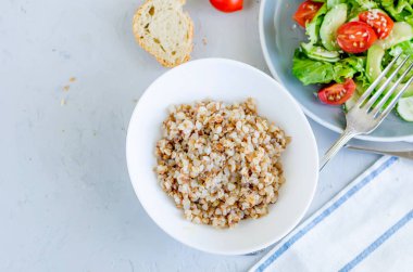 Lanch için karabuğday lapası ve sebze salatası