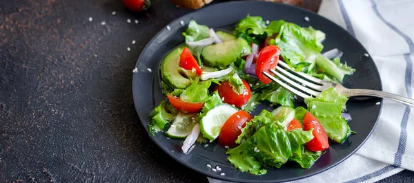 Saláta zöldségekkel, zöldséggel és szezámmagos salátákkal — Stock Fotó