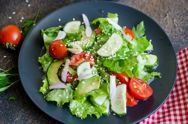 Salat mit Gemüse, Gemüse und Sesam — Stockfoto