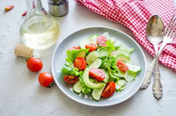 Salad with vegetables, greens and sesame — Stock Photo, Image