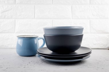 Gri beton arka plan üzerinde temiz sofra takımı