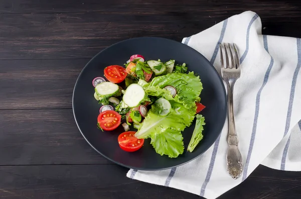 Salada com verduras e verdes — Fotografia de Stock