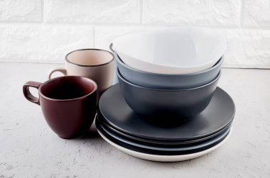 Gri beton arka plan üzerinde temiz sofra takımı