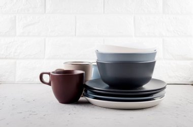 Gri beton arka plan üzerinde temiz sofra takımı