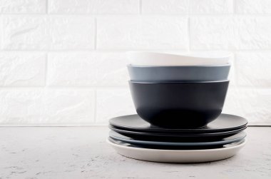 Gri beton arka plan üzerinde temiz sofra takımı