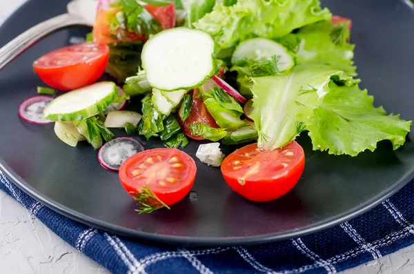 Salad with vegetables and greens — Stock Photo, Image