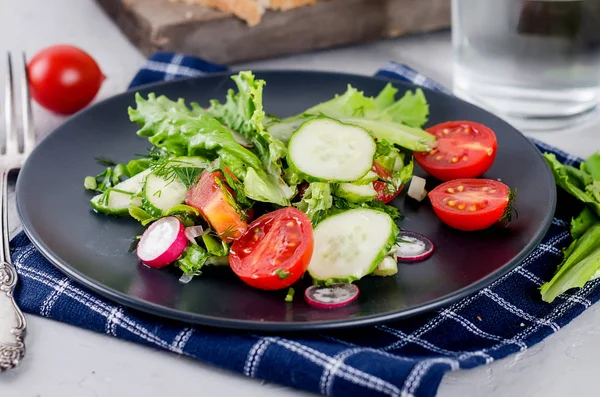 Salat mit Gemüse und Gemüse — Stockfoto